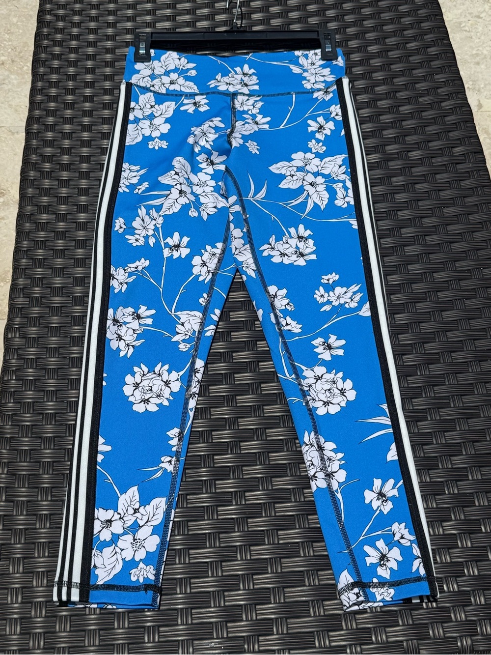 DKNY Donna Karan Blue Floral Leggings with Black & White Side Stripes EUC